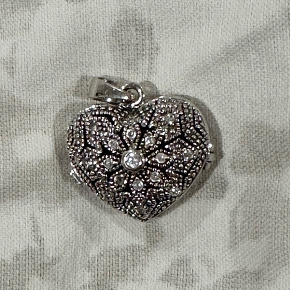 Holiday gift. Elegant Sterling Silver Heart locket Pendant - Picture 3 of 6
